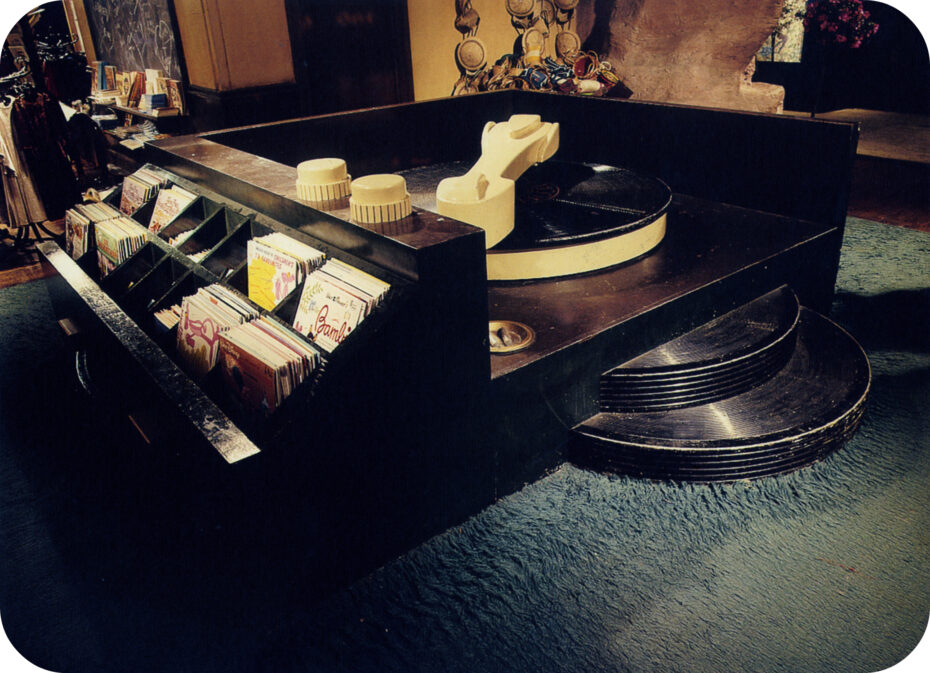 Turntable record stand (c) Steven Thomas and Alwyn Turner
