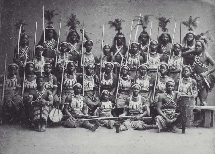 COLLECTIE_TROPENMUSEUM_Groepsportret_van_de_zogenaamde_'Amazones_uit_Dahomey'_tijdens_hun_verblijf_in_Parijs_TMnr_60038362