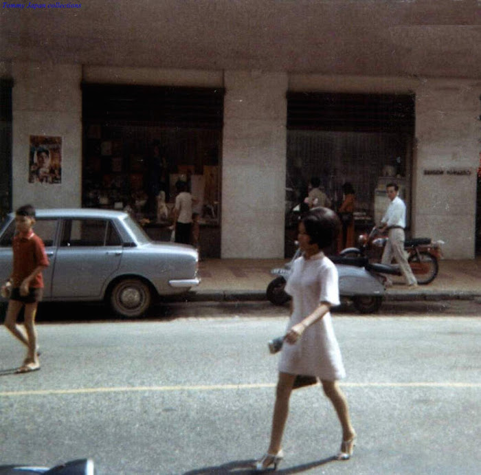 Young Girls on Saigon Streets in the 1960s (33)