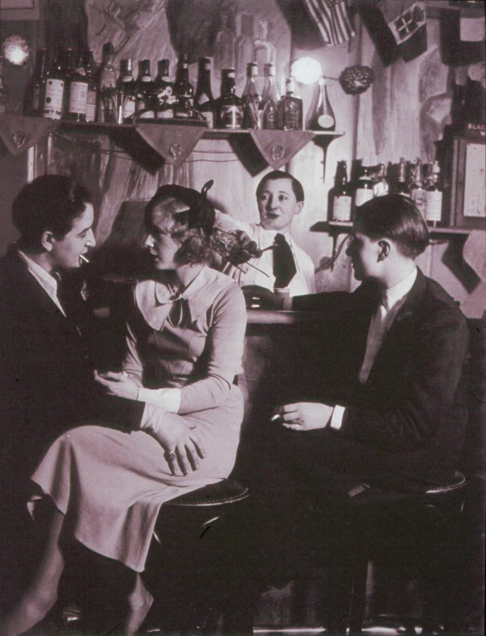 lesbian-couple-at-le-monocle-paris-1932-3