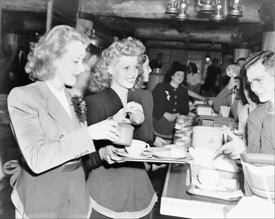 dietrich-hayworth-hollywood-canteen-1942