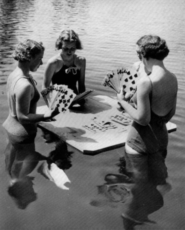 girlsplayingcards
