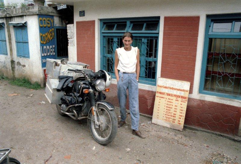 Voilà 40 ans, elle devenait la première femme à faire le tour du monde en moto ! By DETOURS 6.-Preparing-to-laeve-Kathmandu