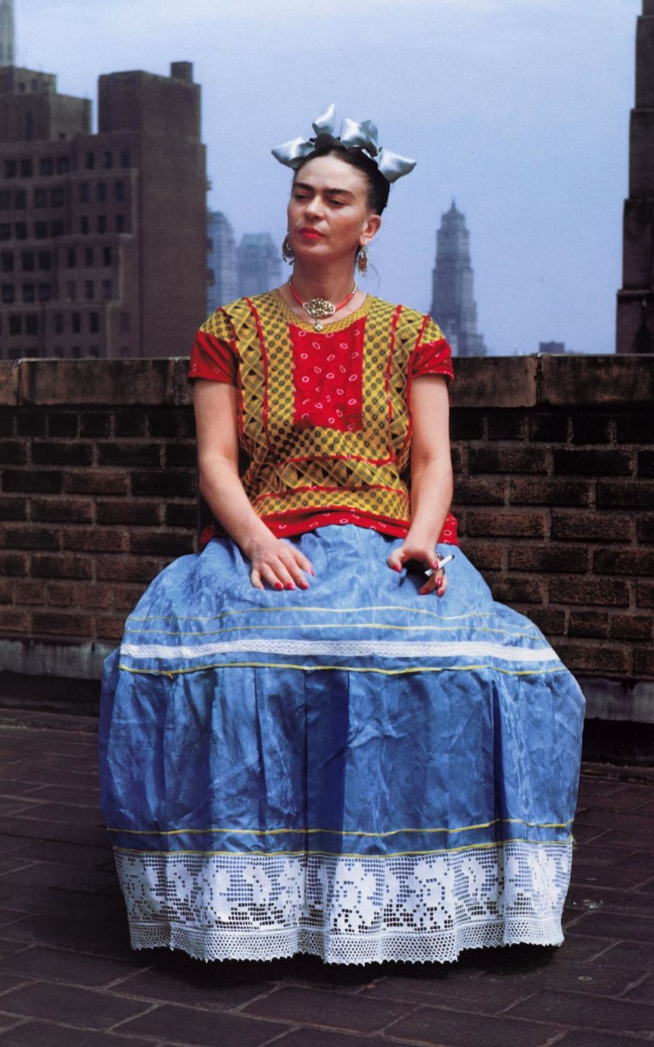 A tribo que inspirou Frida Kahlo Artes & contextos A 1946 photo of Frida Kahlo in New York