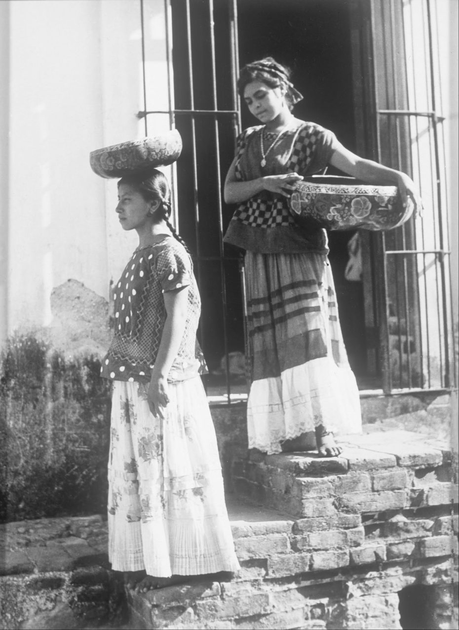 A tribo que inspirou Frida Kahlo Artes & contextos Tina Modotti Two Women from Tehuantepec with jicalpextle Google Art Project